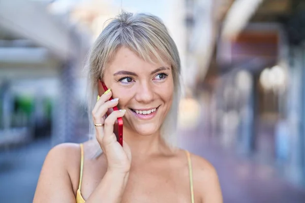 Mujer Rubia Joven Sonriendo Confiada Hablando Teléfono Inteligente Calle — Foto de Stock