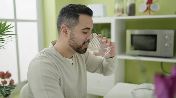 Jonge Spaanse Man Die Thuis Water Drinkt Tafel — Stockfoto