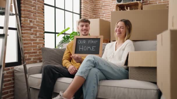Junges Paar Mit Tafel Und Herz Symbol Neuen Zuhause — Stockvideo