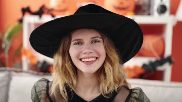 Mujer Rubia Joven Con Disfraz Halloween Cubriendo Cara Con Cesta — Vídeo de stock