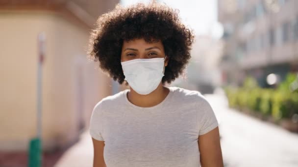 Jonge Afrikaanse Amerikaanse Vrouw Glimlachen Zelfverzekerd Dragen Medisch Masker Straat — Stockvideo