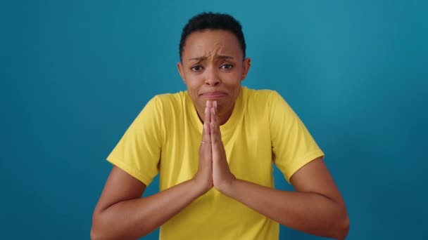 Afro Amerikalı Bir Kadın Izole Edilmiş Mavi Arka Planda Ellerini — Stok video