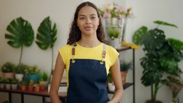 Joven Florista Afroamericana Sonriendo Confiada Pie Con Los Brazos Cruzados — Vídeo de stock