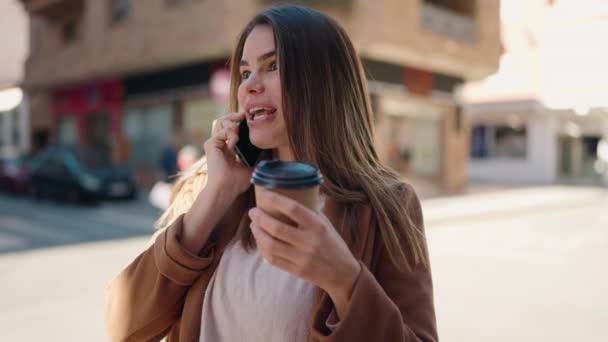 Tânăra Femeie Caucaziană Vorbind Smartphone Bând Cafea Stradă — Videoclip de stoc