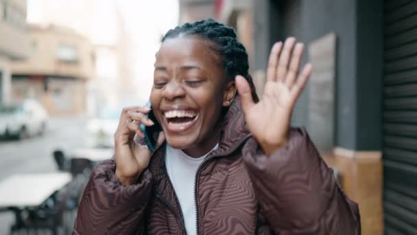 Wanita Afrika Amerika Tersenyum Percaya Diri Berbicara Smartphone Jalan — Stok Video