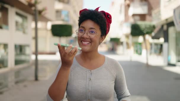 Afrikaans Amerikaanse Vrouw Glimlachen Zelfverzekerd Praten Smartphone Lopen Straat — Stockvideo