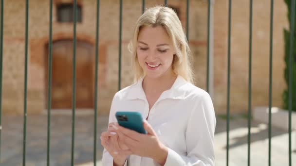 Sokakta Akıllı Telefon Kullanan Kendine Güvenen Genç Sarışın Kadın — Stok video