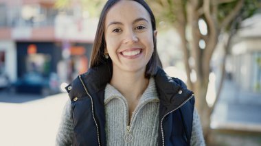 Parkta kendine güvenen güzel, İspanyol bir kadın.