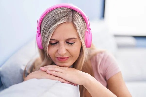 Young Blonde Woman Listening Music Sitting Sofa Home — Foto Stock