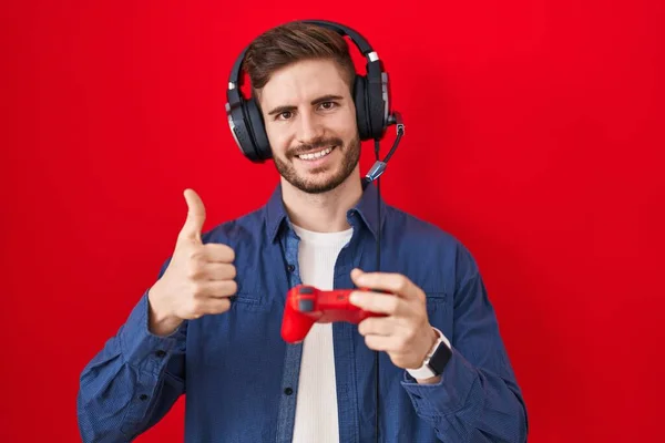 Hispanic Man Beard Playing Video Game Holding Controller Smiling Happy — Stockfoto