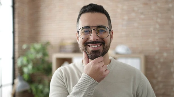 若いヒスパニック系の男のビジネスマンはオフィスで自信に満ちて笑顔 — ストック写真