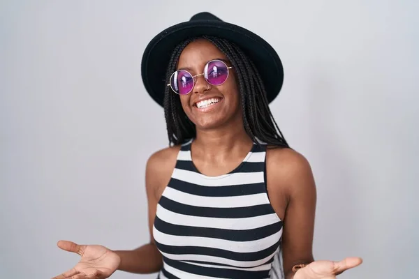 Joven Afroamericano Con Trenzas Con Sombrero Gafas Sol Sonriente Alegre —  Fotos de Stock
