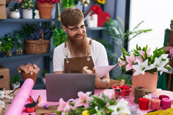 Jovem Florista Homem Ruiva Usando Laptop Leitura Documento Loja Flores — Fotografia de Stock
