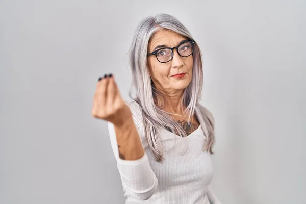 Жінка Середнього Віку Сірим Волоссям Стоїть Білому Тлі Робить Італійський — стокове фото