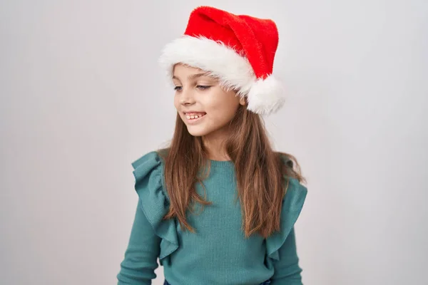 Kafkasyalı Küçük Bir Kız Noel Şapkası Takıyor Yan Yan Bakıyor — Stok fotoğraf