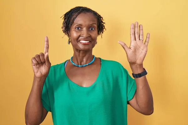 Mujer Africana Con Rastas Pie Sobre Fondo Amarillo Mostrando Apuntando — Foto de Stock