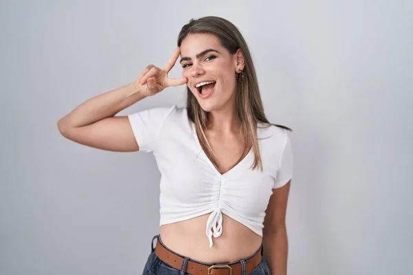 Joven Hermosa Mujer Vistiendo Casual Camiseta Blanca Haciendo Símbolo Paz —  Fotos de Stock