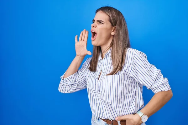 Hispanic Young Woman Standing Blue Background Shouting Screaming Loud Side — Stockfoto
