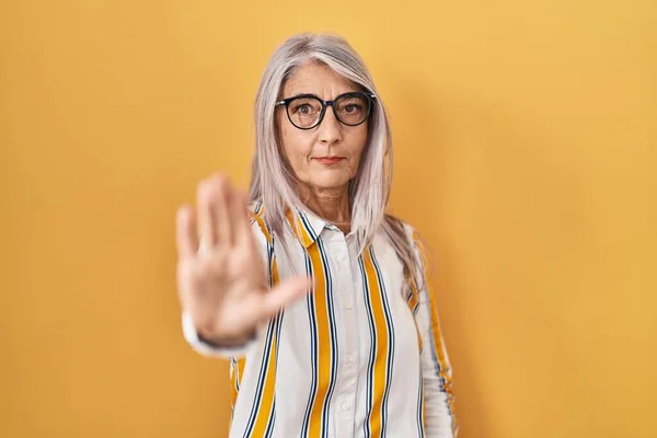 Middle Age Woman Grey Hair Standing Yellow Background Wearing Glasses — Stock Photo, Image