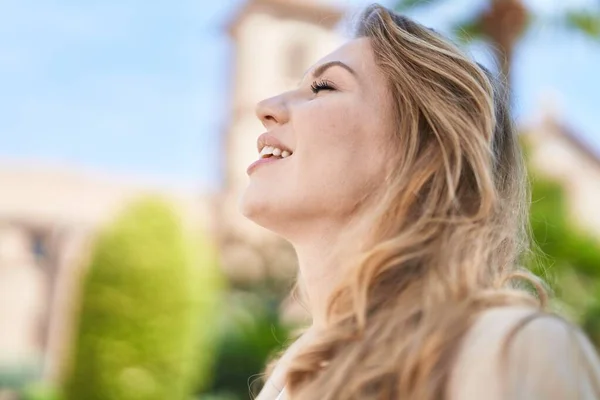 Young Blonde Woman Smiling Confident Breathing Park — ストック写真