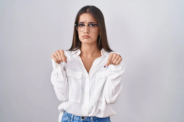 Young Brunette Woman Wearing Glasses Pointing Looking Sad Upset Indicating — Stockfoto