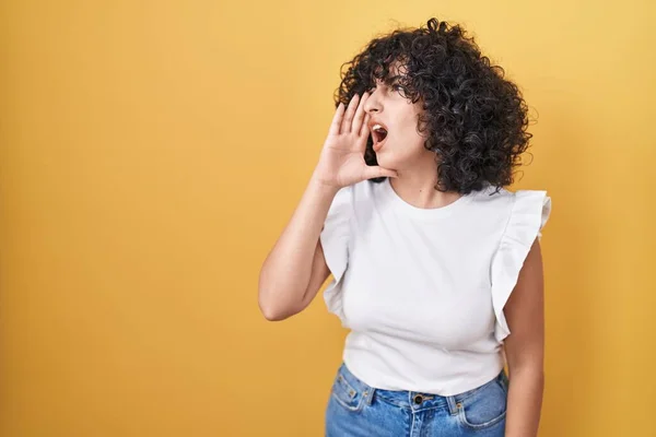 Young Middle East Woman Standing Yellow Background Shouting Screaming Loud — Stockfoto