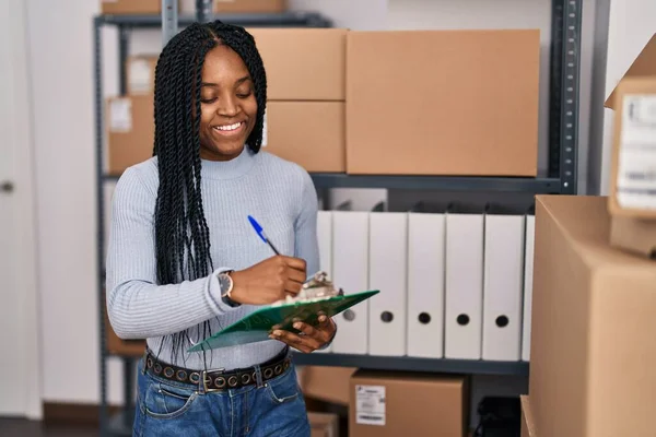 Trabajadora Comercio Electrónico Afroamericana Escribiendo Documento Oficina — Foto de Stock