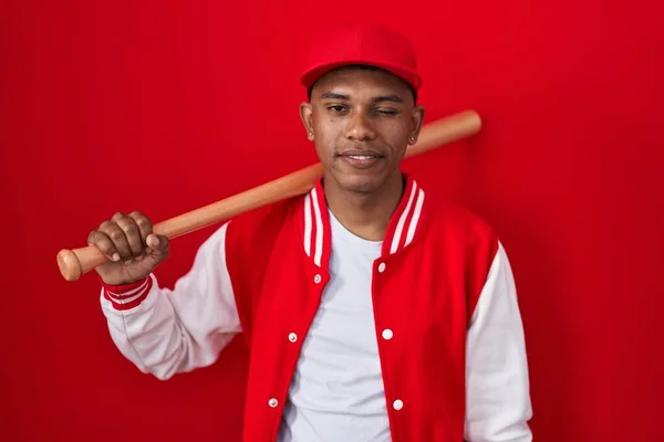 Ung Latinamerikansk Man Spelar Baseball Innehav Bat Blinkande Tittar Kameran — Stockfoto