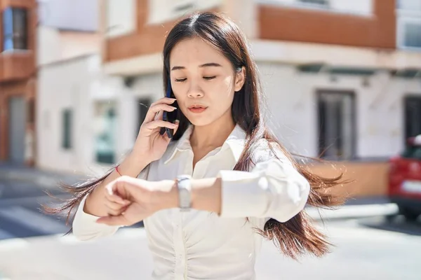 Young Chinese Woman Talking Smartphone Looking Watch Street — Zdjęcie stockowe