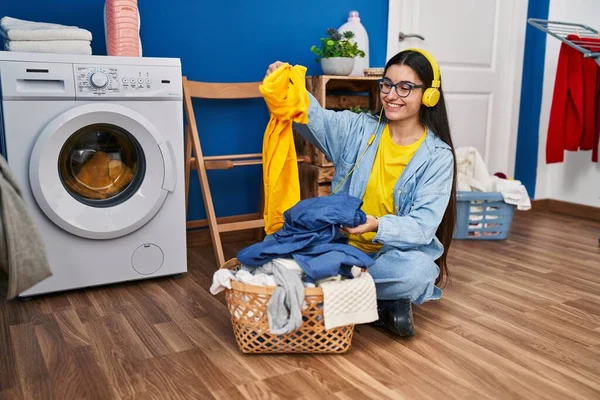 Young Hispanic Woman Listening Music Waiting Washing Machine Laundry Room — 图库照片