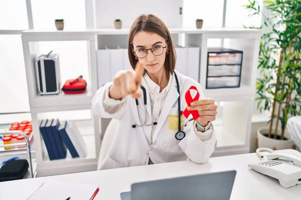 Mladá Běloška Doktorka Drží Ruce Červenou Stuhu Ukazující Prstem Kameru — Stock fotografie