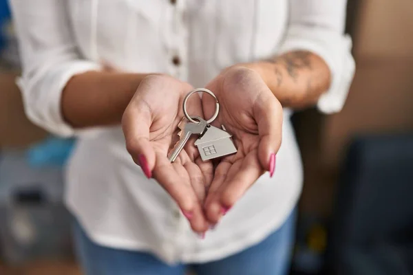 Young Beautiful Hispanic Woman Holding Key New Home — Stockfoto