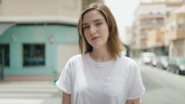 Genç bayan kendine güveni tam. Başparmağıyla sokakları imzalıyor.