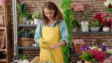 Çiçekçiye eldiven takan güzel, İspanyol bir çiçekçi.