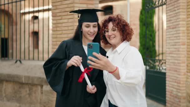 Dwie Kobiety Matka Córka Posiadające Dyplom Zrobić Selfie Przez Smartfona — Wideo stockowe