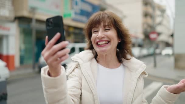 Жінка Середнього Віку Посміхається Впевнений Має Відеодзвінок Вулиці — стокове відео