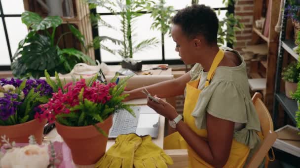 African American Woman Florist Counting Dollars Writing Notebook Florist — Stock Video