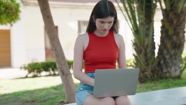Młoda Kaukaska Kobieta Pomocą Laptopa Siedzi Ławce Parku — Wideo stockowe