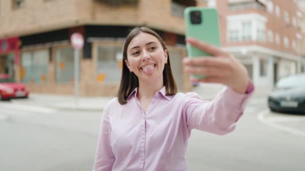 Tânără Hispanică Zâmbind Încrezătoare Făcând Selfie Uri Smartphone Stradă — Videoclip de stoc