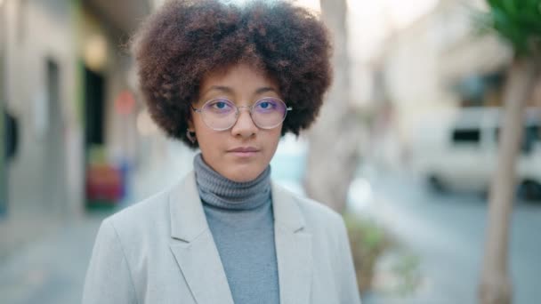Африканська Американка Серйозним Виразом Обличчя Стоїть Вулиці — стокове відео