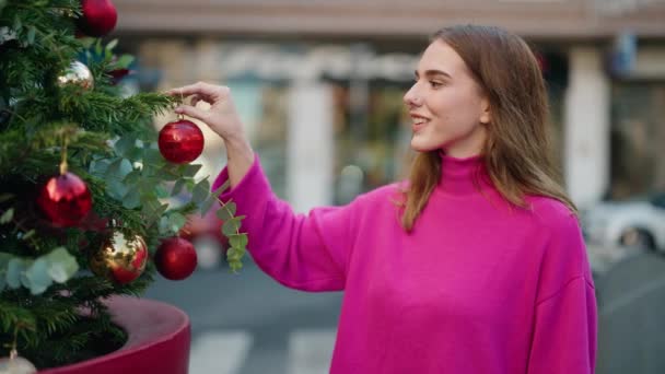 Junge Blonde Frau Lächelt Selbstbewusst Beim Schmücken Des Weihnachtsbaums Auf — Stockvideo