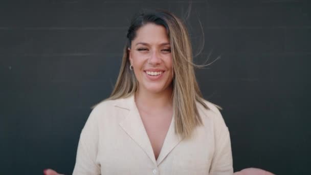 Νεαρή Ισπανίδα Γυναίκα Χαμογελά Αυτοπεποίθηση Μιλώντας Δίπλα Στον Τοίχο — Αρχείο Βίντεο