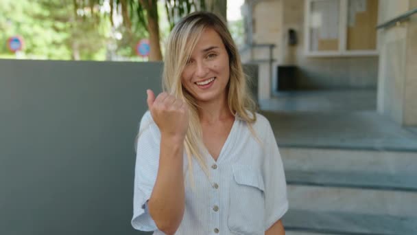 Young Blonde Woman Smiling Confident Doing Coming Gesture Hand Street — Stock Video