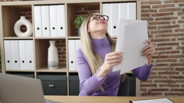 Junge Blonde Geschäftsfrau Wirft Dokumente Ins Büro — Stockvideo
