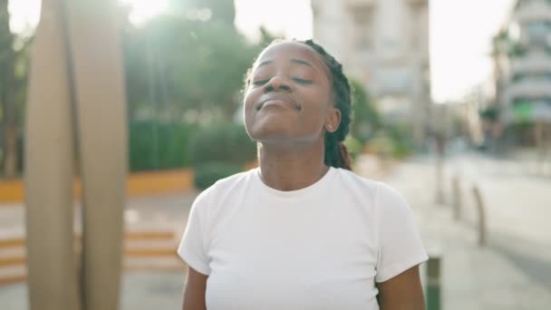 Mujer Afroamericana Sonriendo Confiada Respirando Parque — Vídeo de stock