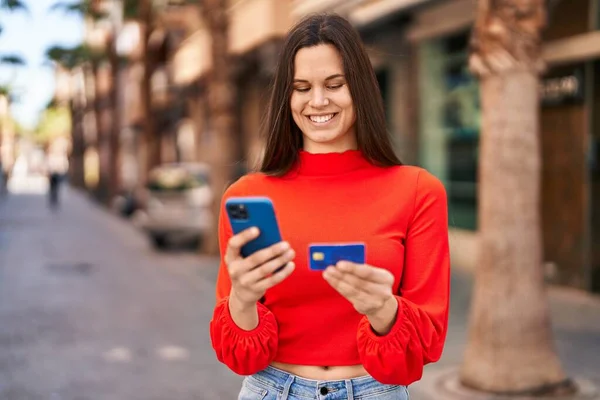 Νέα Όμορφη Ισπανόφωνη Γυναίκα Χρησιμοποιώντας Smartphone Και Πιστωτική Κάρτα Στο — Φωτογραφία Αρχείου