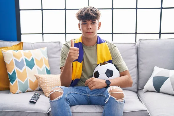 Adolescente Hispano Sentado Sofá Viendo Partido Fútbol Sonriendo Feliz Positivo — Foto de Stock