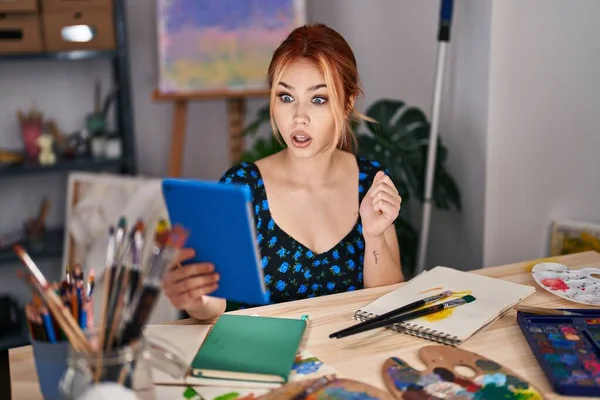 Young Caucasian Woman Sitting Art Studio Doing Video Call Tablet — Foto de Stock