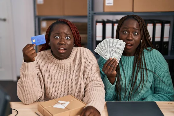 Dvě Africké Ženy Pracující Malém Byznysu Merce Držící Kreditní Karty — Stock fotografie