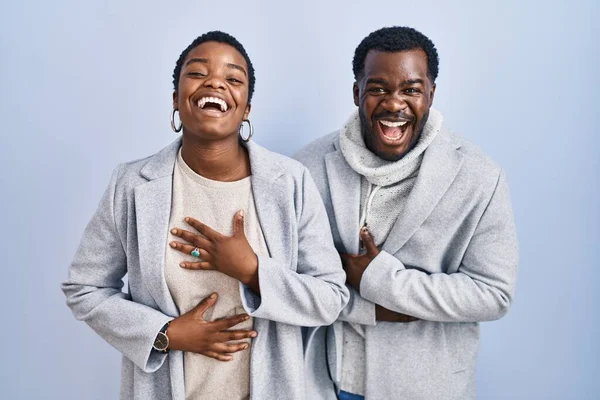Genç Afro Amerikan Çifti Mavi Arka Planda Yan Yana Durup — Stok fotoğraf